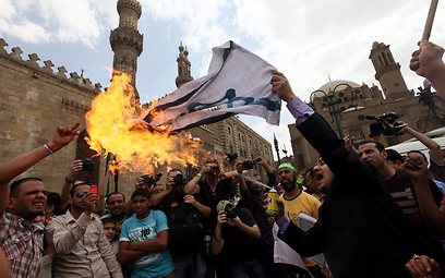 מעלים באש את דגל ישראל, היום בקהיר (צילום: EPA) (צילום: EPA)