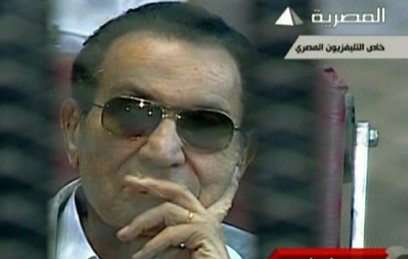 במשקפי שמש כהים, מובארק בבית המשפט היום (צילום: AFP)