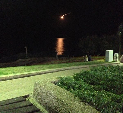 פצצת תאורה מול חוף נתניה  (צילום: רוני גיל-עד) (צילום: רוני גיל-עד)