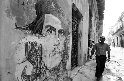ציור קיר של המהפכן צ'ה גווארה ברחובות העיר הוואנה (צילום: בועז סמוראי) (צילום: בועז סמוראי)