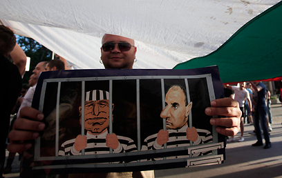 הפגנה בשבת. בוריסוב וצווטנוב במדי אסירים (צילום: AP) (צילום: AP)