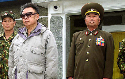 קים קיוק סיק לצד המנהיג המנוח קים ג'ונג איל (צילום: AP) (צילום: AP)