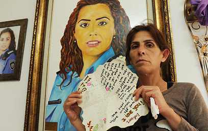 "סטירת לחי מזעזעת". שולה פינטו מחזיקה מכתב של סיון לאושרת (צילום: אביהו שפירא ) (צילום: אביהו שפירא )
