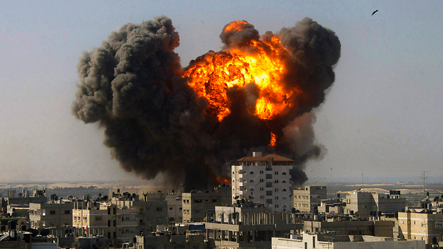 הפצצה ברפיח במהלך צוק איתן (צילום: AP) (צילום: AP)