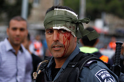 שוטר נפצע מיידוי אבנים בשער שכם  (צילום: רויטרס) (צילום: רויטרס)