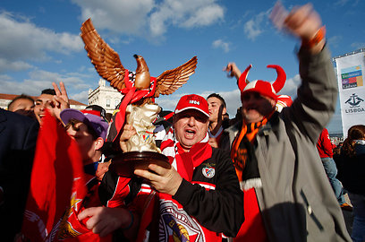 אוהדי בנפיקה עושים שמח מחוץ לאיצטדיון (צילום: AFP) (צילום: AFP)