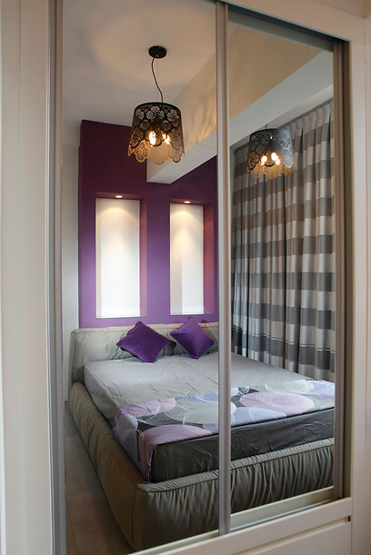 חדר השינה. נישה בצבע סגול (צילום: תומר רובנס) (צילום: תומר רובנס)