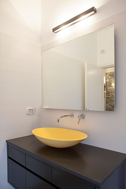בחדר האמבטיה שולב כיור קוריאן צהוב כנקודת צבע (צילום: תומר רובנס) (צילום: תומר רובנס)