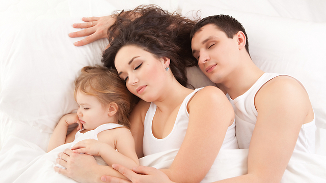 תנו לילד לישון לבד (צילום: shutterstock) (צילום: shutterstock)
