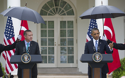 "מזג האוויר לא שיתף פעולה". אובמה וארדואן בגן הוורדים בבית הלבן (צילום: AFP) (צילום: AFP)