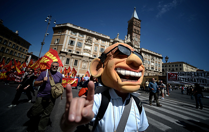 מפגין חובש מסכת ברלוסקוני, היום ברומא (צילום: AFP) (צילום: AFP)
