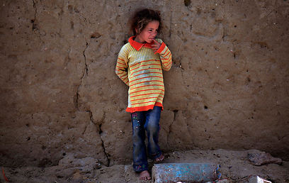 ילדי הכפר מסתובבים בבגדים קרועים ובלי נעליים (צילום: AP) (צילום: AP)