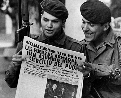 חיילים קוראים על ההפיכה של וידלה, 1976 (צילום: AP) (צילום: AP)