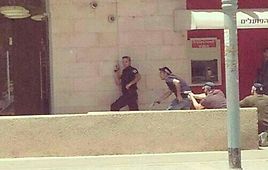 כוחות הביטחון נערכים מחוץ לבנק ()