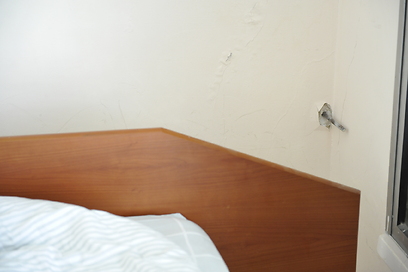 כך זה התחיל - מוט ברזל חדר לקיר, ממש ליד המיטה (צילום: בני דויטש) (צילום: בני דויטש)