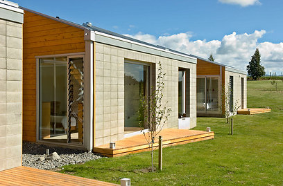 חיפוי בטון משתלב עיצובית עם דק העץ שמקיף את הבית (צילום: Paul McCredie) (צילום: Paul McCredie)