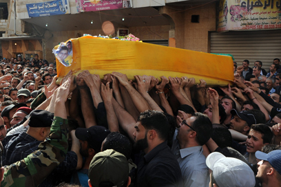 הלוויית לוחם חיזבאללה שנהרג בסוריה (צילום: AP) (צילום: AP)