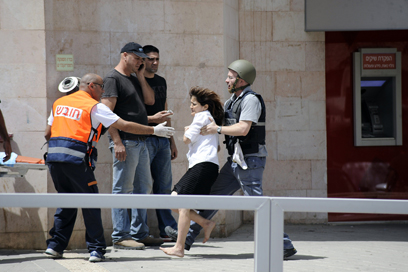 מרים כהן, שהוחזקה כבת ערובה עד ההתאבדות, נמלטת מהבנק (צילום: AFP) (צילום: AFP)