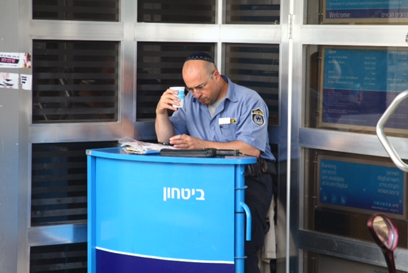 מאבטח בכניסה לסניף בנק בתל אביב, הבוקר (צילום: מוטי קמחי) (צילום: מוטי קמחי)