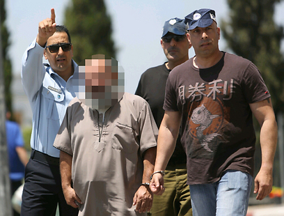 החשוד מובל להארכת מעצר (צילום: חגי אהרון)