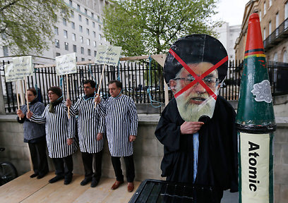 אנשי אופוזיציה מפגינים נגד חמינאי בלונדון (צילום: AP) (צילום: AP)