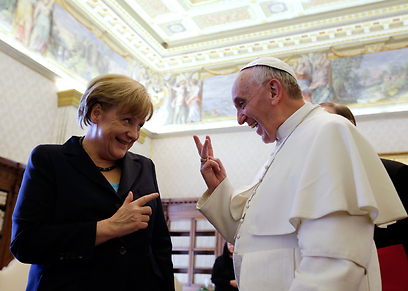 והיום - מתלוצצת עם האפיפיור פרנסיסקוס  (צילום: AFP) (צילום: AFP)
