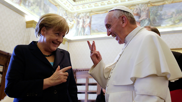 האפיפיור פרנסיסקוס ואנגלה מרקל. שניהם תחת מעקב? (צילום: AFP) (צילום: AFP)
