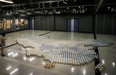 עבודת מחאה של איי בהונג קונג. מפת סין עשויה אלפי בקבוקי פורמולה לתינוקות בעקבות פרשת ההרעלה (צילום: AFP) (צילום: AFP)