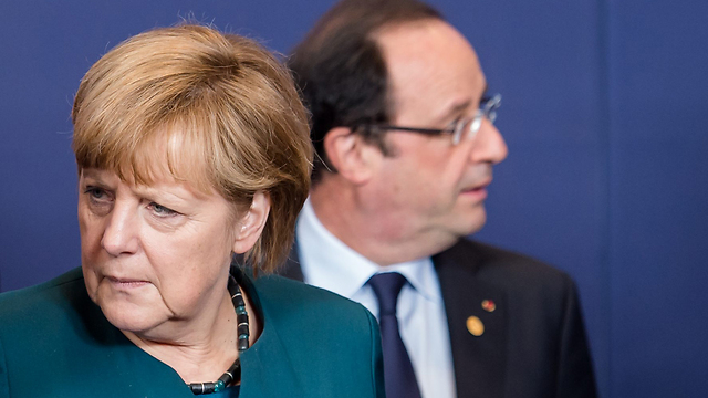 גרמניה לא תתערב צבאית, צרפת דווקא מוכנה. הולנד ומרקל (צילום: AP) (צילום: AP)