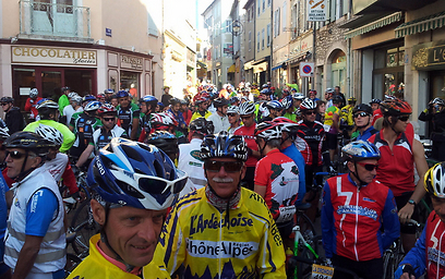 אלפי רוכבי ספורטיב על קו הזינוק בצרפת  (צילום: גיא חלמיש) (צילום: גיא חלמיש)
