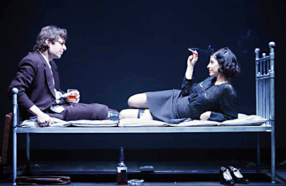 אפרת בן-צור ושסה דמידוב ב"שונאים, סיפור אהבה". צילום: גדי דגון ()