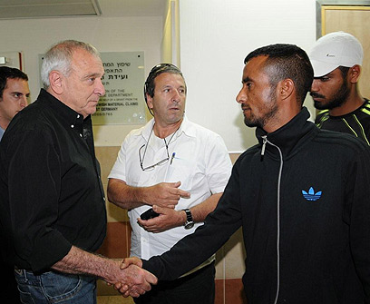 אחיו של ואליד בפגישה בבית החולים עם השר אהרונוביץ' (צילום: הרצל יוסף) (צילום: הרצל יוסף)