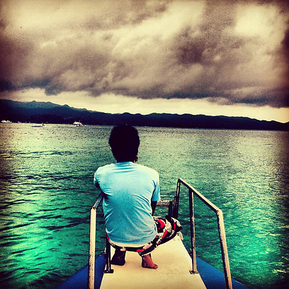 עדיין בפיליפינים בדרך לאי בורקאי על סירת מנוע (צילום: מתוך אינסטגרם)
