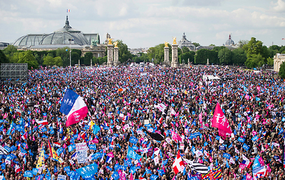 רבבות המפגינים הערב בפריז (צילום: EPA) (צילום: EPA)