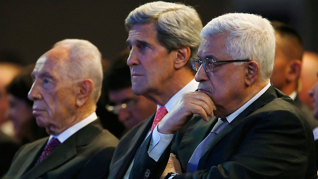 Peres, Kerry, and Abbas in Jordan (Photo: AP)