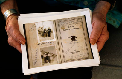 צוות המוזיאון סרק את היומן והעניק את העותק הסרוק לבורלינגיים (צילום: AP) (צילום: AP)