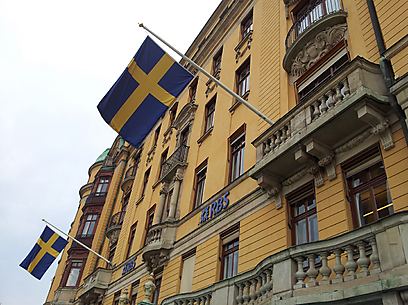 צהוב-כחול, זה לא תמיד מכבי. בניין בשטוקהולם (צילום: זיו ריינשטיין) (צילום: זיו ריינשטיין)