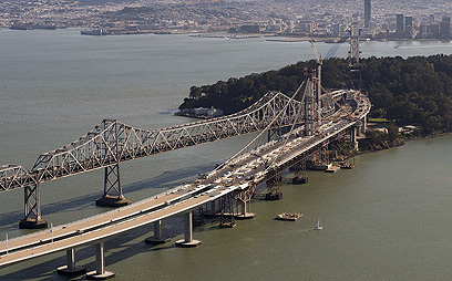 נמצא ברשימת הגשרים שטעונים תיקון. גשר מפרץ סן פרנסיסקו ליד העיר אוקלנד (צילום: MCT) (צילום: MCT)