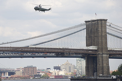 גם הוא ברשימה? מסוקו של אובמה מארין 1 מעל גשר ברוקלין (צילום: AFP) (צילום: AFP)