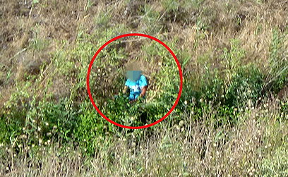 החשוד. נתפס בשדה פתוח (צילום: יחידה אווירית, משטרת ישראל) (צילום: יחידה אווירית, משטרת ישראל)