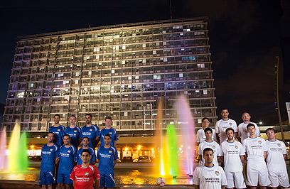 שחקני קבוצת הכדורגל להומואים "ריינבול" מצטלמים לחודש הגאווה בכיכר רבין (צילום: גיא יחיאלי) (צילום: גיא יחיאלי)