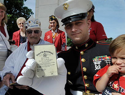 לא זוכים למלוא ההערכה על הקרבתם? חייל אמריקני ובנו (צילום: AP) (צילום: AP)