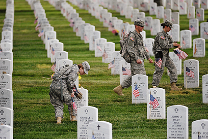 מניחים דגל אמריקני על כל קבר של חלל. בית הקברות בארלינגטון (צילום: AFP) (צילום: AFP)