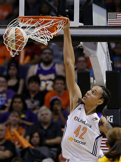 הדאנק הראשון של גריינר ב-WNBA (צילום: AP) (צילום: AP)