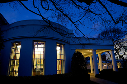 עובד עד שעות מאוחרות. מבט על משרדו של אובמה (צילום: פיט סוזה, הבית הלבן) (צילום: פיט סוזה, הבית הלבן)