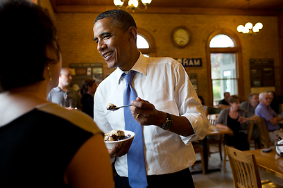 משלם מכיסו על הגלידה שלו (צילום: פיט סוזה, הבית הלבן) (צילום: פיט סוזה, הבית הלבן)