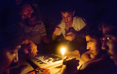 מורדים בדיר א-זור משחקים שש-בש לאור נרות בגלל הגבלות חשמל (צילום: AFP) (צילום: AFP)