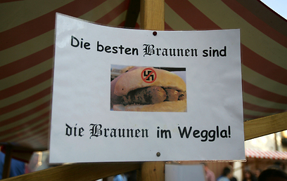 שלט נגד הניאו נאצין בוונזידל. "החומים הטובים הם אלה שבלחם" (משחק מילים על מדיהם החומים של הנאצים) (צילום: Gettyimages) (צילום: Gettyimages)