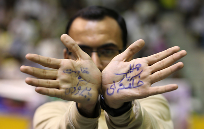 רוב המועמדים מקורבים להנהגה. תומך של "סעיד ג'לילי חייל של חמינאי" (צילום: AFP) (צילום: AFP)