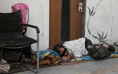 מחוסר בית, ברחוב בנתניה (צילום: עידו ארז) (צילום: עידו ארז)